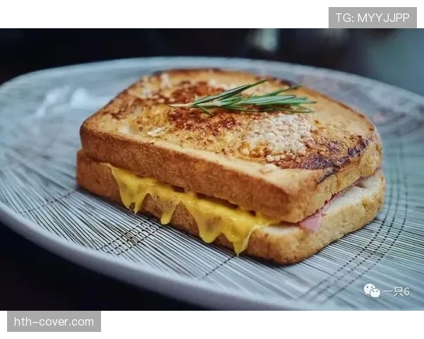 樊振东训练完随手啃蛋白棒的样子，像极了我加班啃面包的打工人